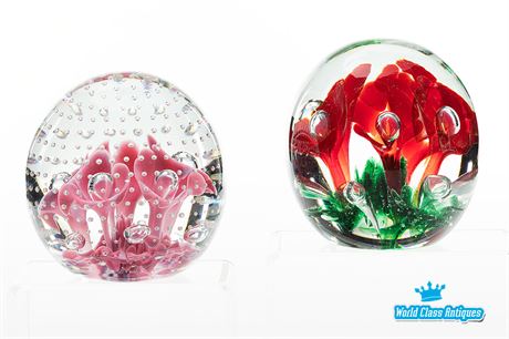 Pair of Vintage Paperweights Lilly Flowers in Red and Pink, Controlled Bubbles